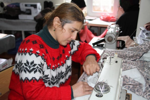 Foto - Depremzedeler üşümesin diye kışlık giysiler dikiyorlar