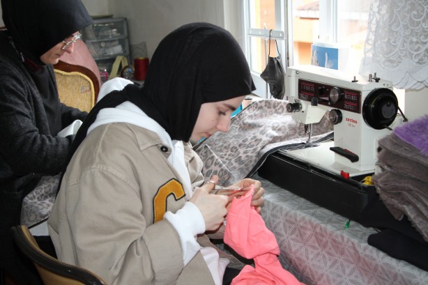 Foto - Depremzedeler üşümesin diye kışlık giysiler dikiyorlar