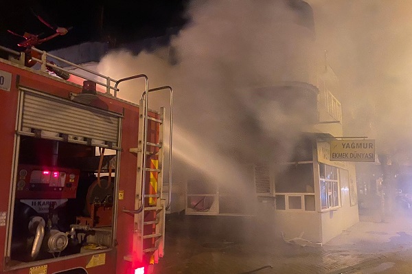 Foto - Depremzedelere ekmek çıkaran fırın alev alev yandı