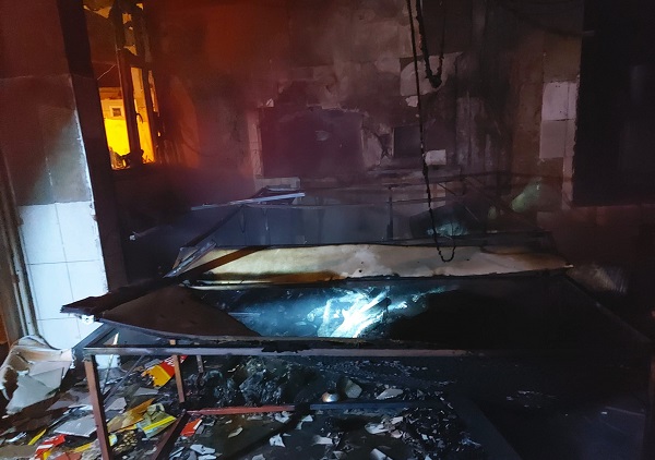 Foto - Depremzedelere ekmek çıkaran fırın alev alev yandı