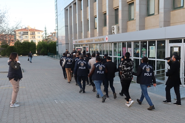 Foto - Depremzedeleri dolandıran 17 zanlı yakalandı