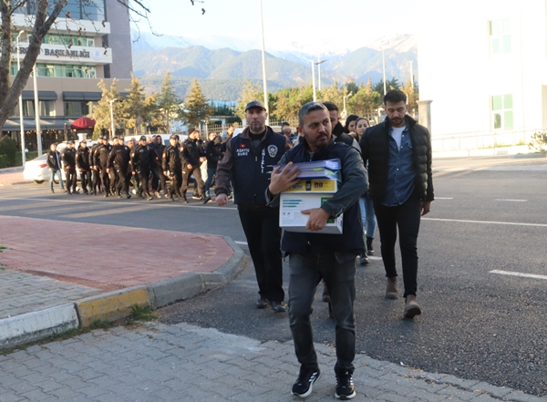 Foto - Depremzedeleri dolandıran 17 zanlı yakalandı