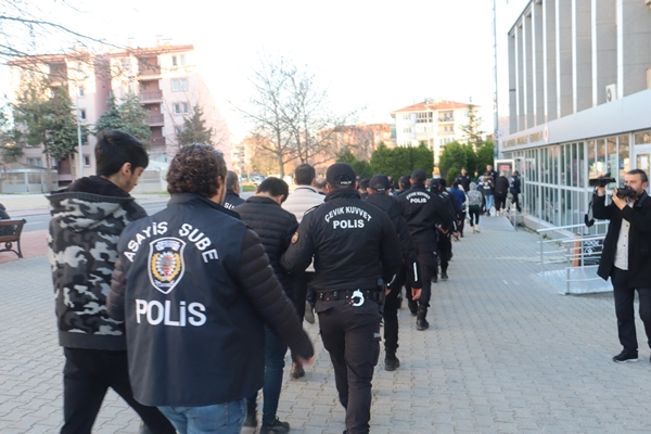 Depremzedeleri dolandıran 17 zanlı yakalandı