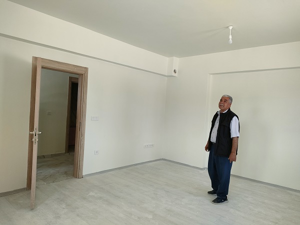 Foto - Depremzedenin büyük şaşkınlığı! Kendi gözleriyle görmek istedi