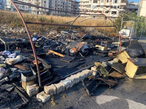 Foto - Depremzedenin çadırı yangında küle döndü