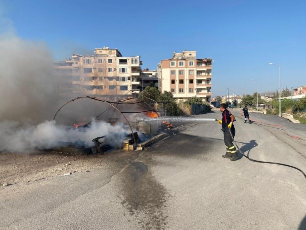 Foto - Depremzedenin çadırı yangında küle döndü