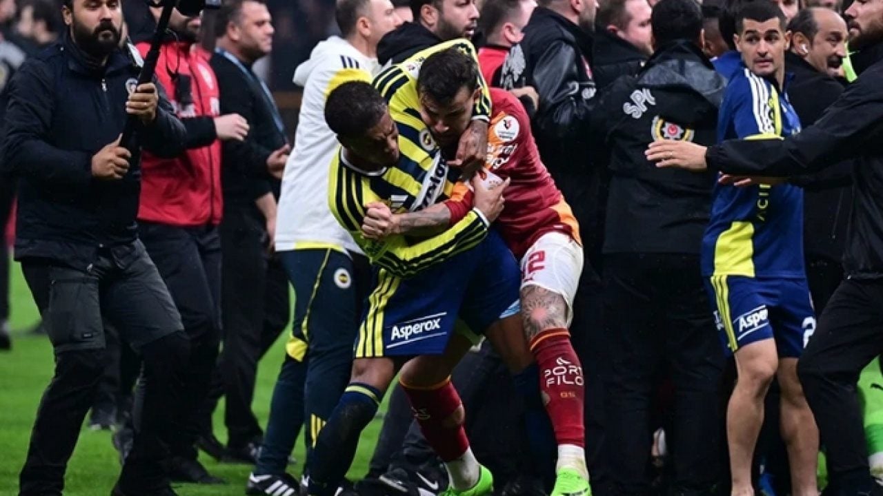 Foto - Derbi dış basında büyük ses getirdi: Galatasaray-Fenerbahçe maçı sonrası utanç görüntüleri