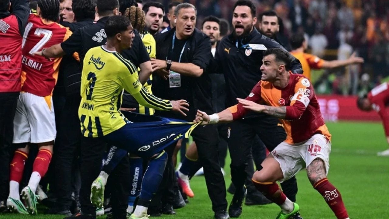 Derbi dış basında büyük ses getirdi: Galatasaray-Fenerbahçe maçı sonrası utanç görüntüleri