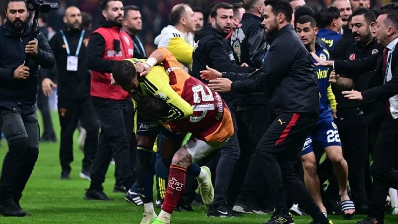 Foto - Derbi dış basında büyük ses getirdi: Galatasaray-Fenerbahçe maçı sonrası utanç görüntüleri