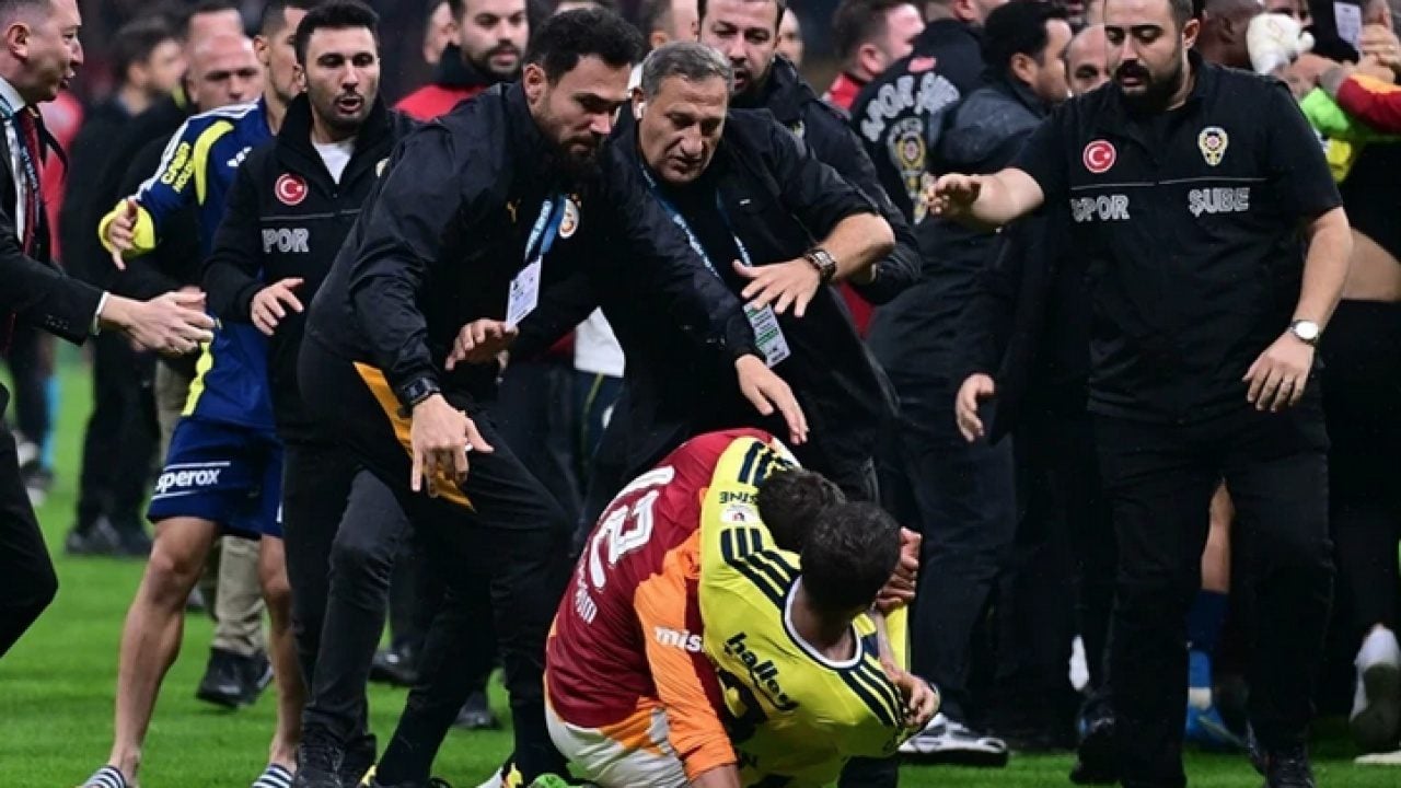 Foto - Derbi dış basında büyük ses getirdi: Galatasaray-Fenerbahçe maçı sonrası utanç görüntüleri