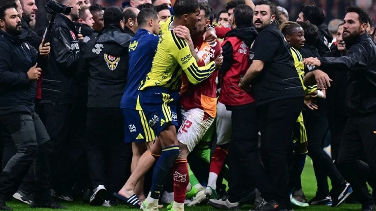 Foto - Derbi dış basında büyük ses getirdi: Galatasaray-Fenerbahçe maçı sonrası utanç görüntüleri