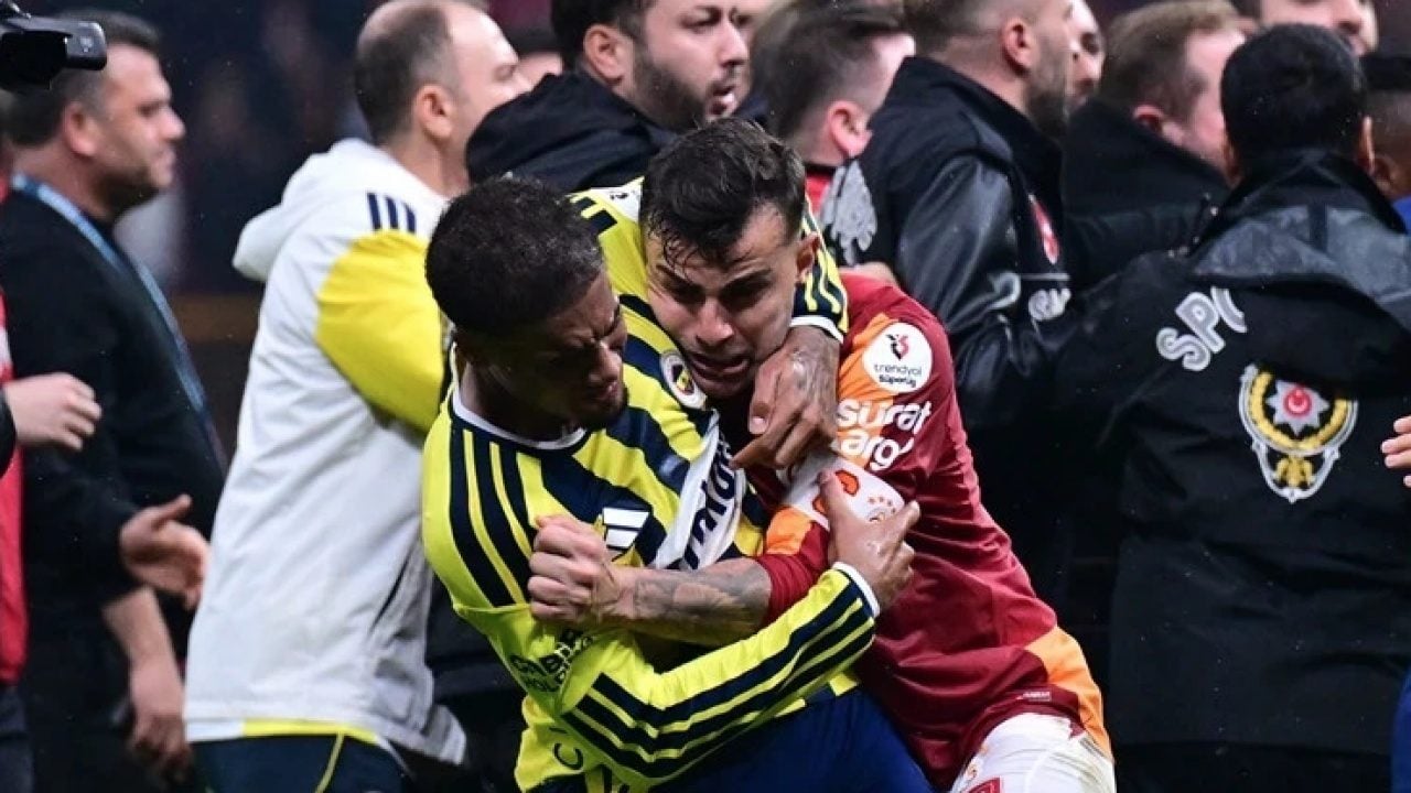 Foto - Derbi dış basında büyük ses getirdi: Galatasaray-Fenerbahçe maçı sonrası utanç görüntüleri