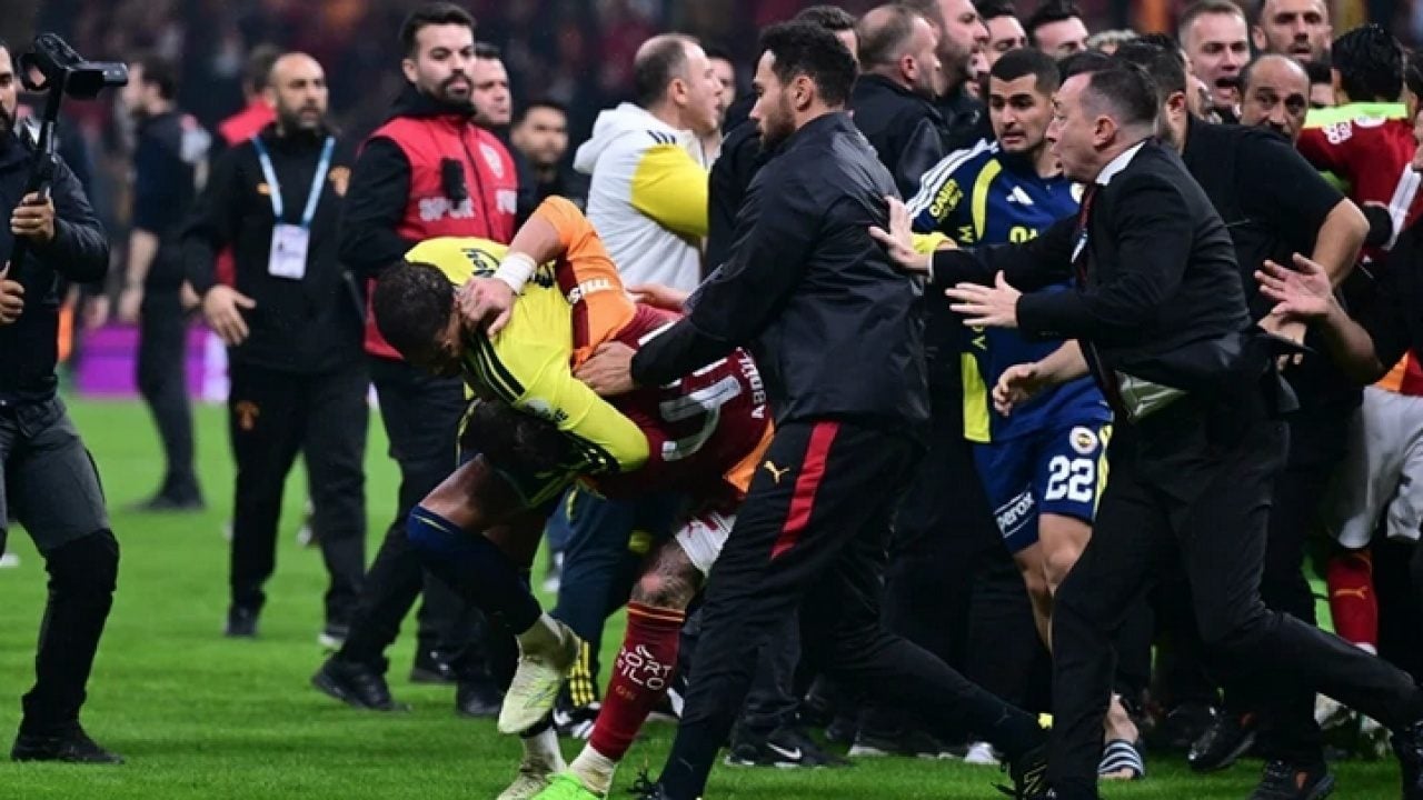 Foto - Derbi dış basında büyük ses getirdi: Galatasaray-Fenerbahçe maçı sonrası utanç görüntüleri