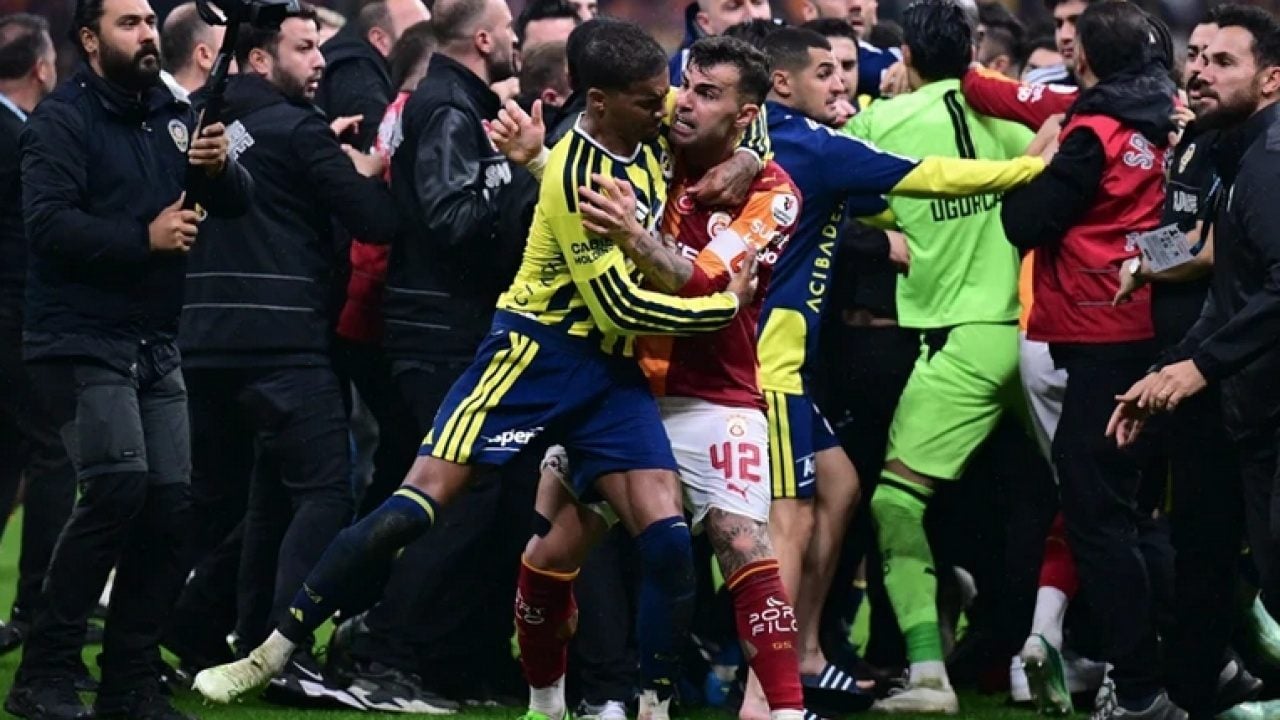 Foto - Derbi dış basında büyük ses getirdi: Galatasaray-Fenerbahçe maçı sonrası utanç görüntüleri