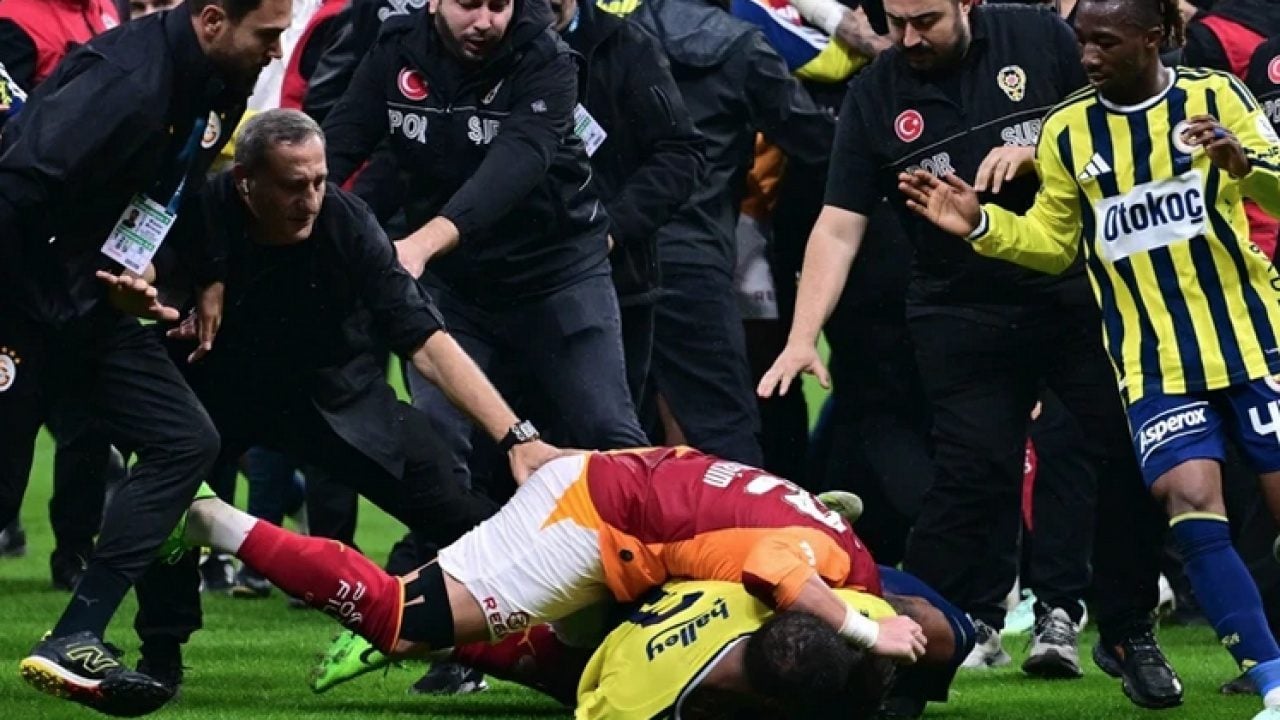 Foto - Derbi dış basında büyük ses getirdi: Galatasaray-Fenerbahçe maçı sonrası utanç görüntüleri