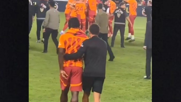 Foto - Derbi sonunda Batshuayi'nin hareketleri dikkat çekti: Yanına giden isim ona ne dedi?