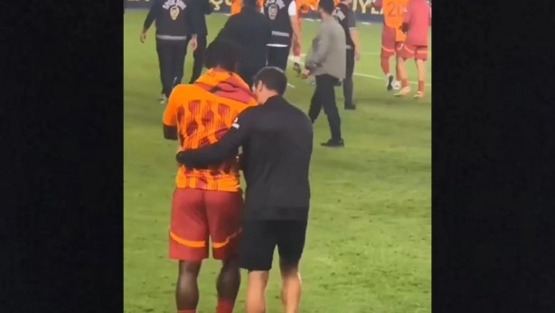 Foto - Derbi sonunda Batshuayi'nin hareketleri dikkat çekti: Yanına giden isim ona ne dedi?