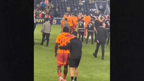 Foto - Derbi sonunda Batshuayi'nin hareketleri dikkat çekti: Yanına giden isim ona ne dedi?