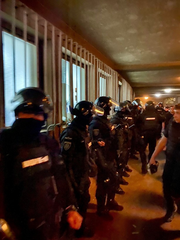 Foto - Derbi yenilgisi taraftarı çılgına çevirdi! Soyunma odasını basıp teknik direktörü feci şekilde dövdüler