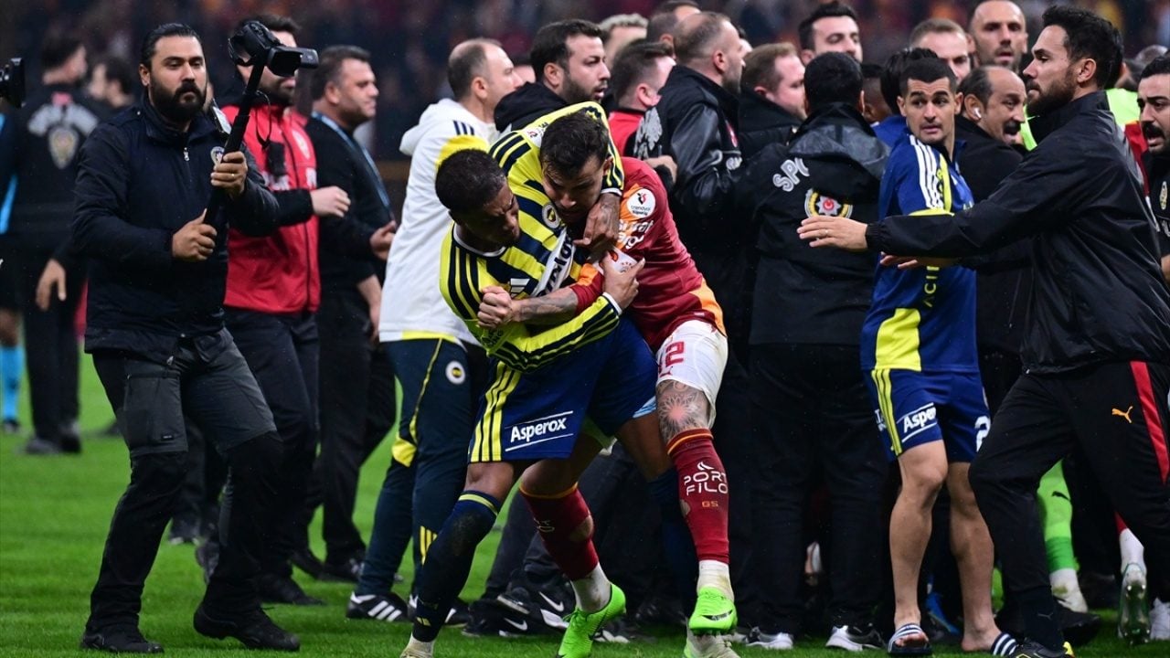 Foto - Derbide ortalık karışmıştı! Hukukçu isim Kerem'e 10 maç ceza istedi