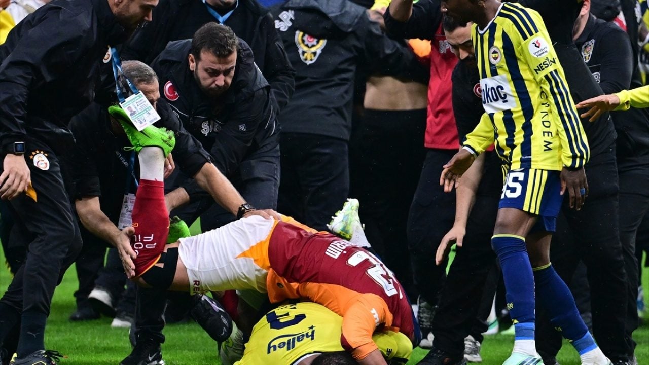 Foto - Derbide ortalık karışmıştı! Hukukçu isim Kerem'e 10 maç ceza istedi
