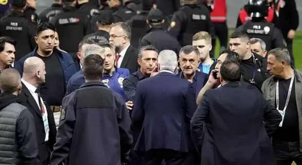 Foto - Derbinin olaylı adamı hakkında bomba karar! Ali Koç'un yüzüne söyledi: Pazarlık yapmam: Gündeme oturacak açıklama…