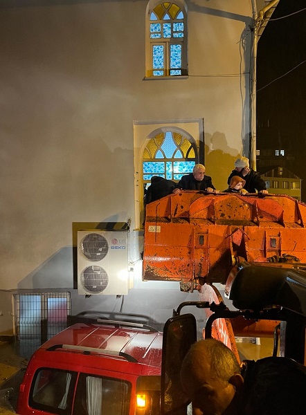 Foto - Dere taştı camide mahsur kaldılar