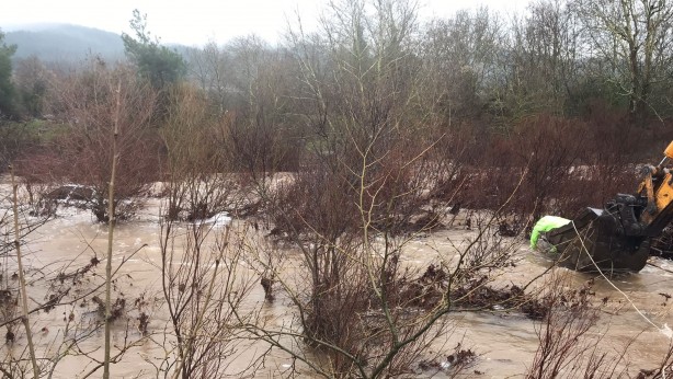Foto - Derede akıntıya kapılan araçtan canlı çıktı, boğularak can verdi