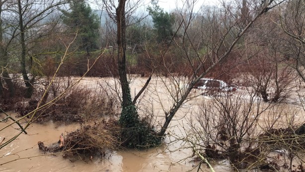 Foto - Derede akıntıya kapılan araçtan canlı çıktı, boğularak can verdi