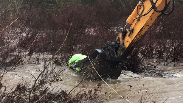 Foto - Derede akıntıya kapılan araçtan canlı çıktı, boğularak can verdi