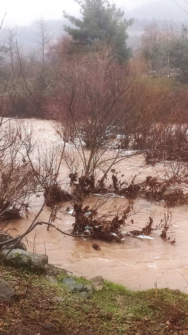 Foto - Derede akıntıya kapılan araçtan canlı çıktı, boğularak can verdi