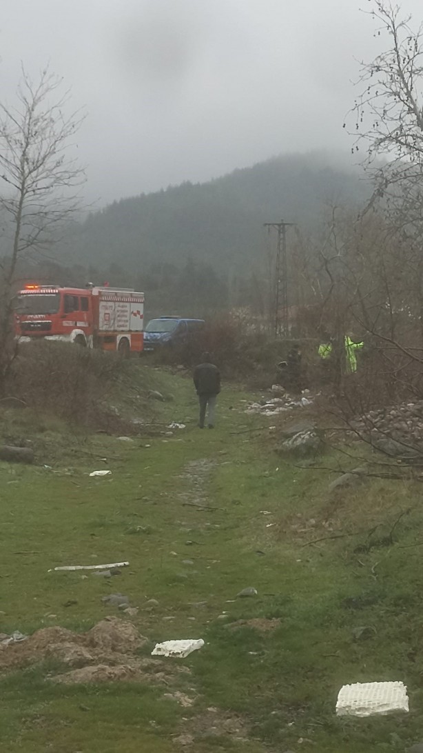 Foto - Derede akıntıya kapılan araçtan canlı çıktı, boğularak can verdi
