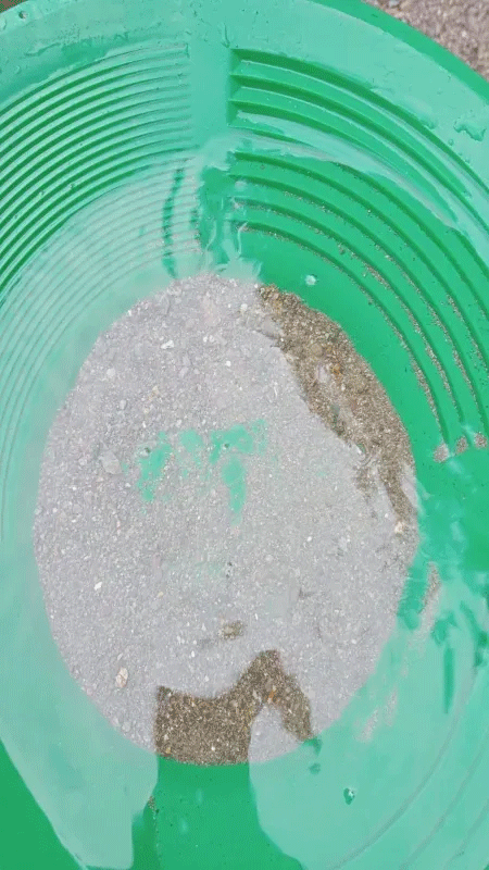 Foto - Dereden haftada 13 gram altın topluyor