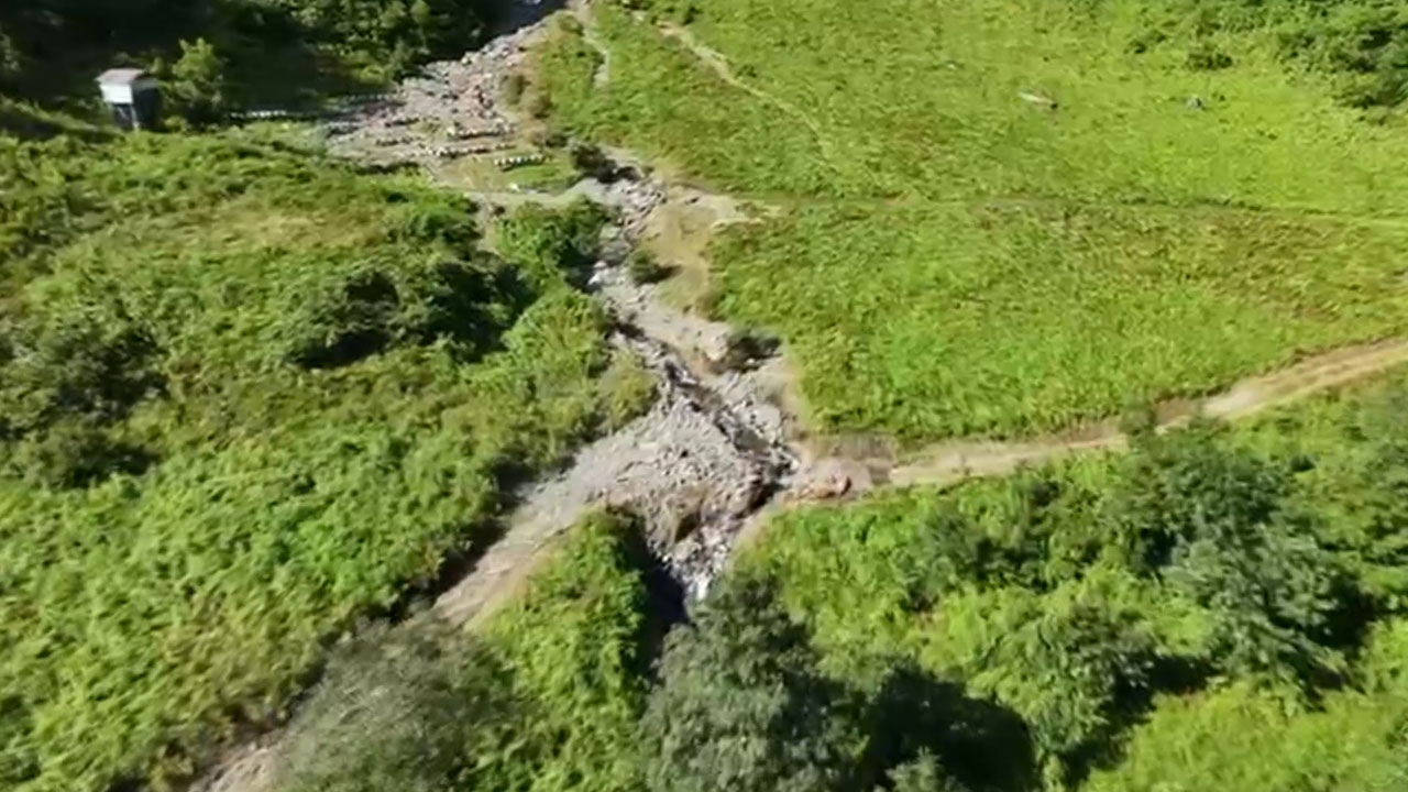 Foto - Derenin yönü değişti! Artvin’de sel arıcıları da vurdu