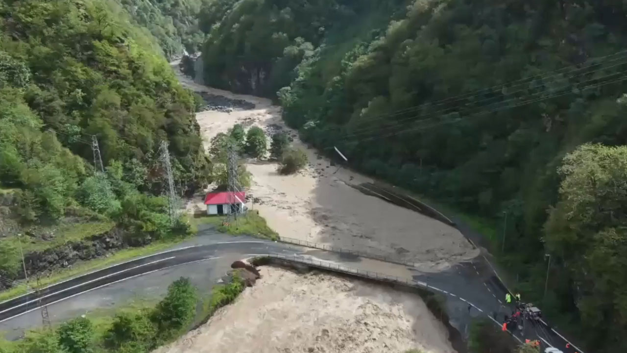 Foto - Derenin yönü değişti! Artvin’de sel arıcıları da vurdu