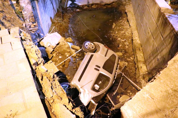 Dereye düştü! 2 kişi yaralandı