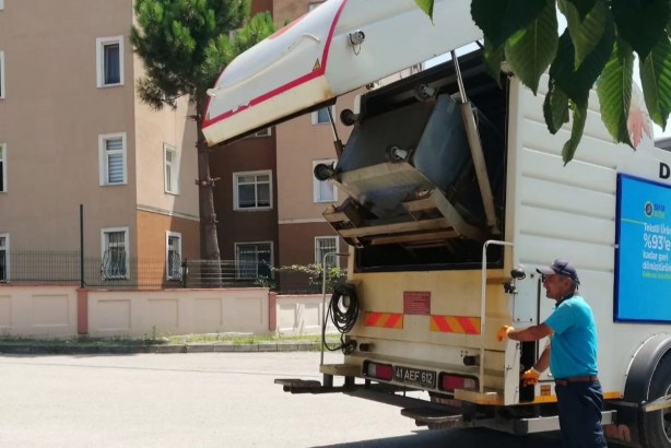 Foto - Derince'de çöp konteynerleri yıkanıyor