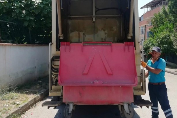 Derince'de çöp konteynerleri yıkanıyor