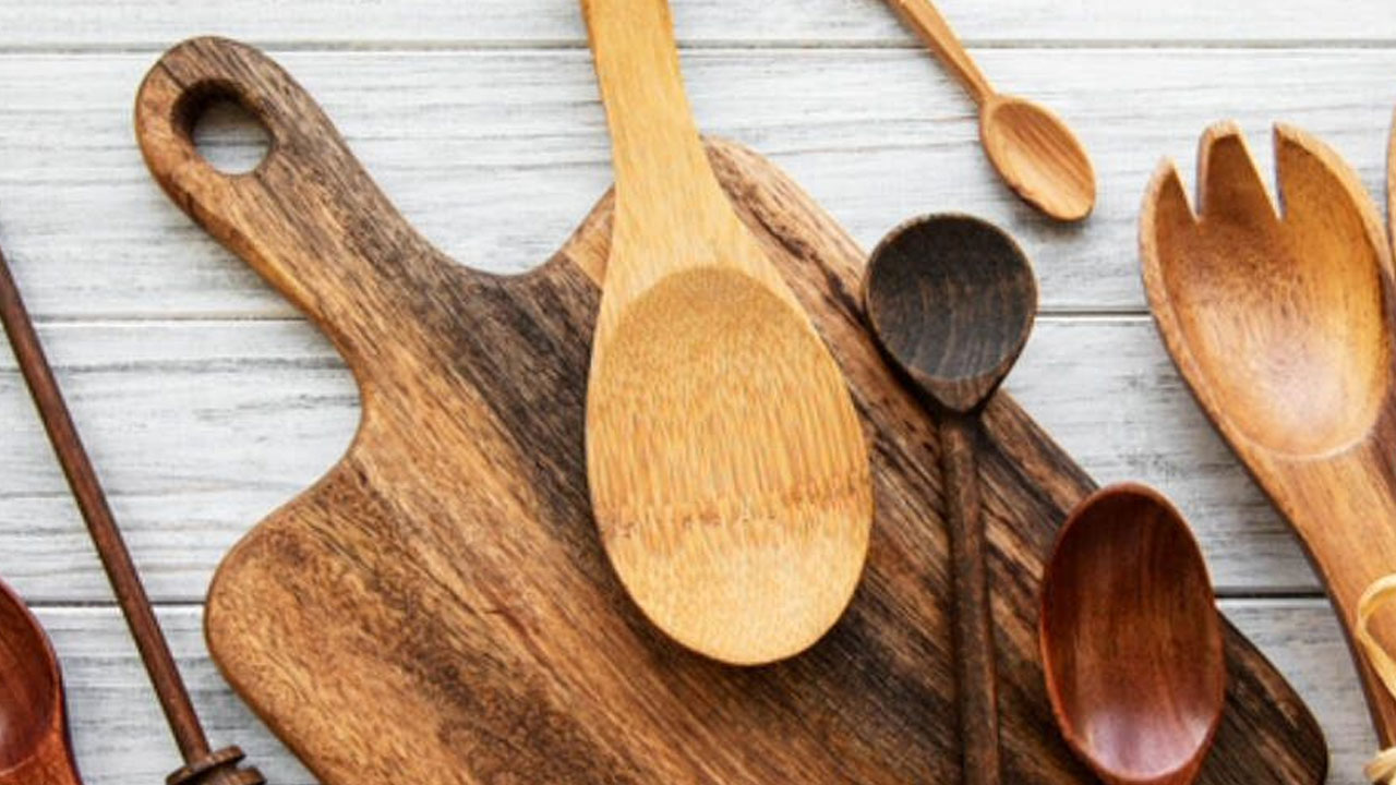 Derinlemesine temizliyor! İşte tahta kaşıkları ilk günkü gibi yapmanın yöntemi