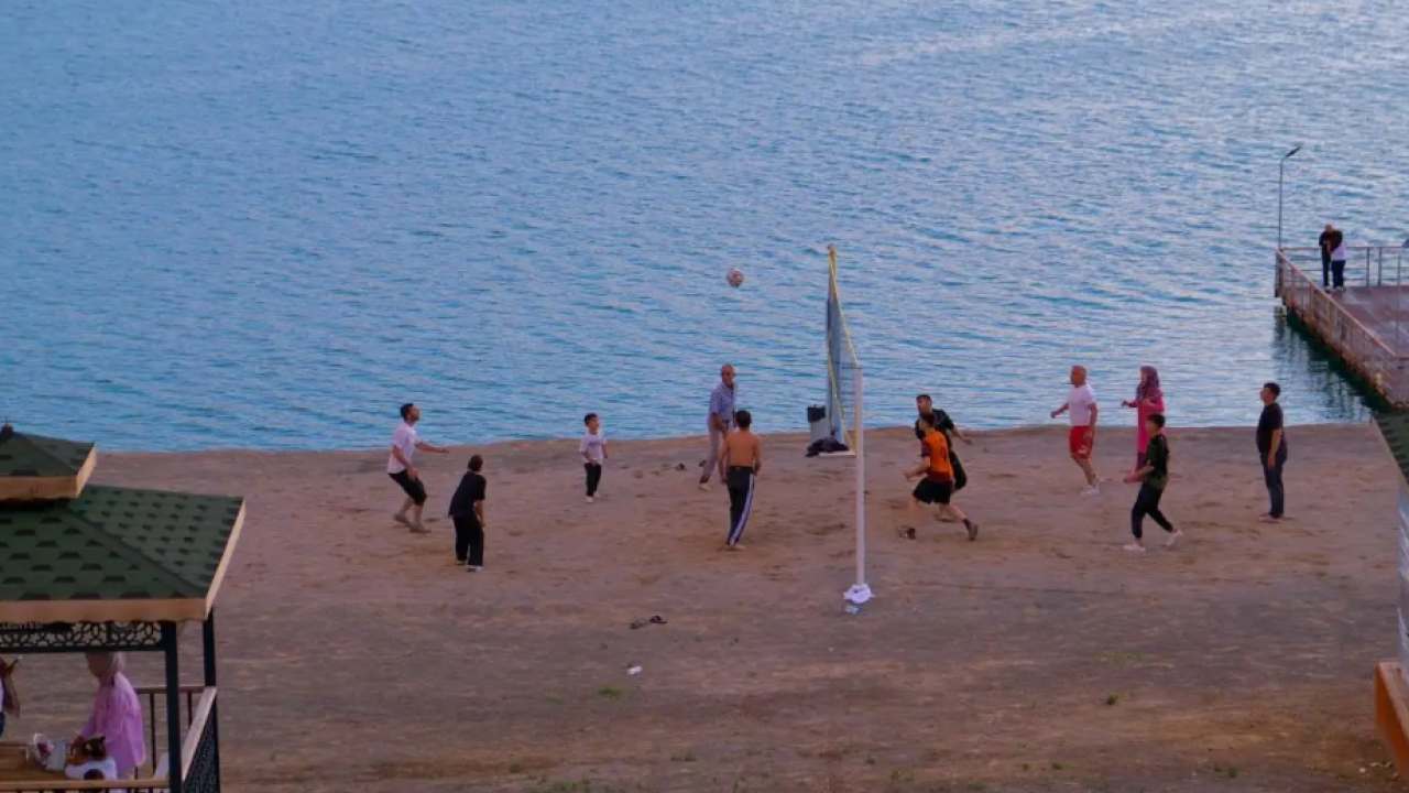 Derinliği tam 300 metre: Sıcaklara dayanamayan oraya koşuyor!