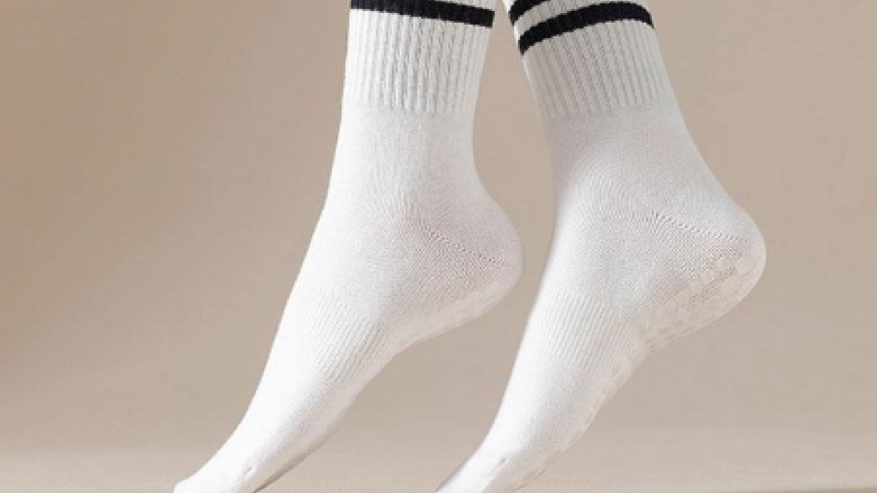 Deterjan kullanmaya gerek yok! İşte beyaz çorapları ilk günkü gibi yapmanın kolay yolu