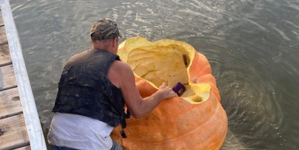 Foto - Dev balkabağına bindi! Nehirde 61 kilometre kürek çekti