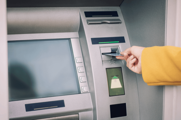 Foto - Dev banka iflasın eşiğinde! ATM’lerinde resmen kuyruk oluştu! Müşteriler apar topar paralarını çekmeye başladı