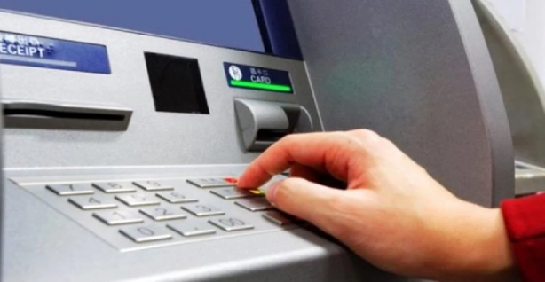 Foto - Dev banka iflasın eşiğinde! ATM’lerinde resmen kuyruk oluştu! Müşteriler apar topar paralarını çekmeye başladı