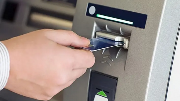 Foto - Dev banka iflasın eşiğinde! ATM’lerinde resmen kuyruk oluştu! Müşteriler apar topar paralarını çekmeye başladı