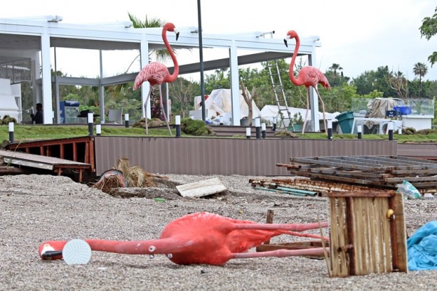 Foto - Dev dalgalar kuleleri domino taşı gibi devirdi