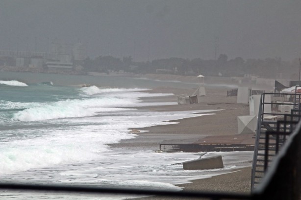 Foto - Dev dalgalar kuleleri domino taşı gibi devirdi
