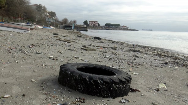Foto - Dev dalgaların ardından Avcılar sahili çöplüğe dönüştü 