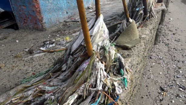 Foto - Dev dalgaların ardından Avcılar sahili çöplüğe dönüştü 