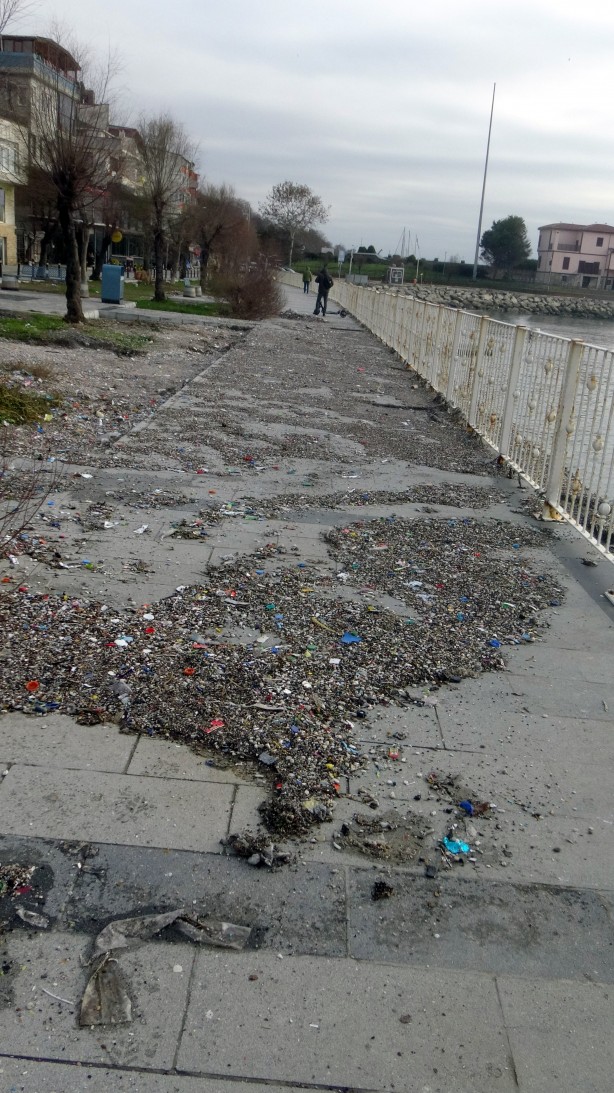 Foto - Dev dalgaların ardından Avcılar sahili çöplüğe dönüştü 